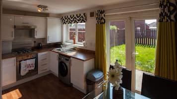 Executive House, 3 Bedrooms | Private kitchen | Full-sized fridge, microwave, oven, stovetop