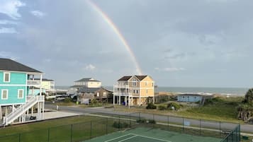 House, 2 Bedrooms | Sport court