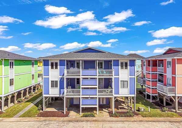 Un edificio de varios pisos con balcones y techo plano.