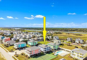 Zona residencial con casas, piscina y un río al fondo.