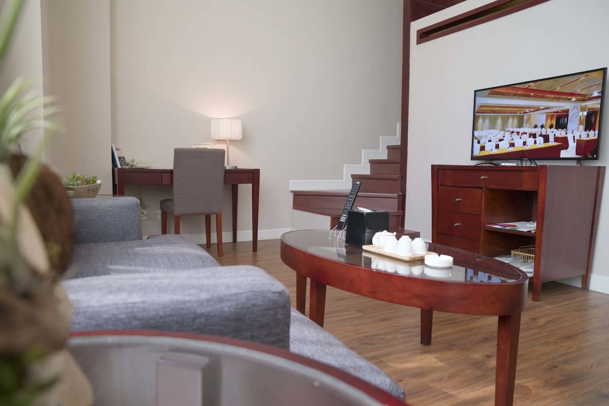 Desk, blackout drapes, soundproofing, free WiFi