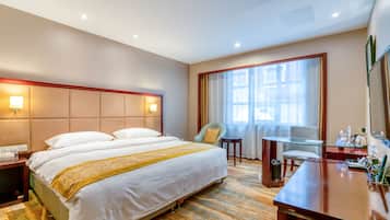 Escritorio, cortinas blackout, sistema de insonorización y wifi gratis