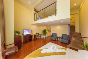 Duplex Deluxe Room | Desk, blackout drapes, soundproofing, free WiFi