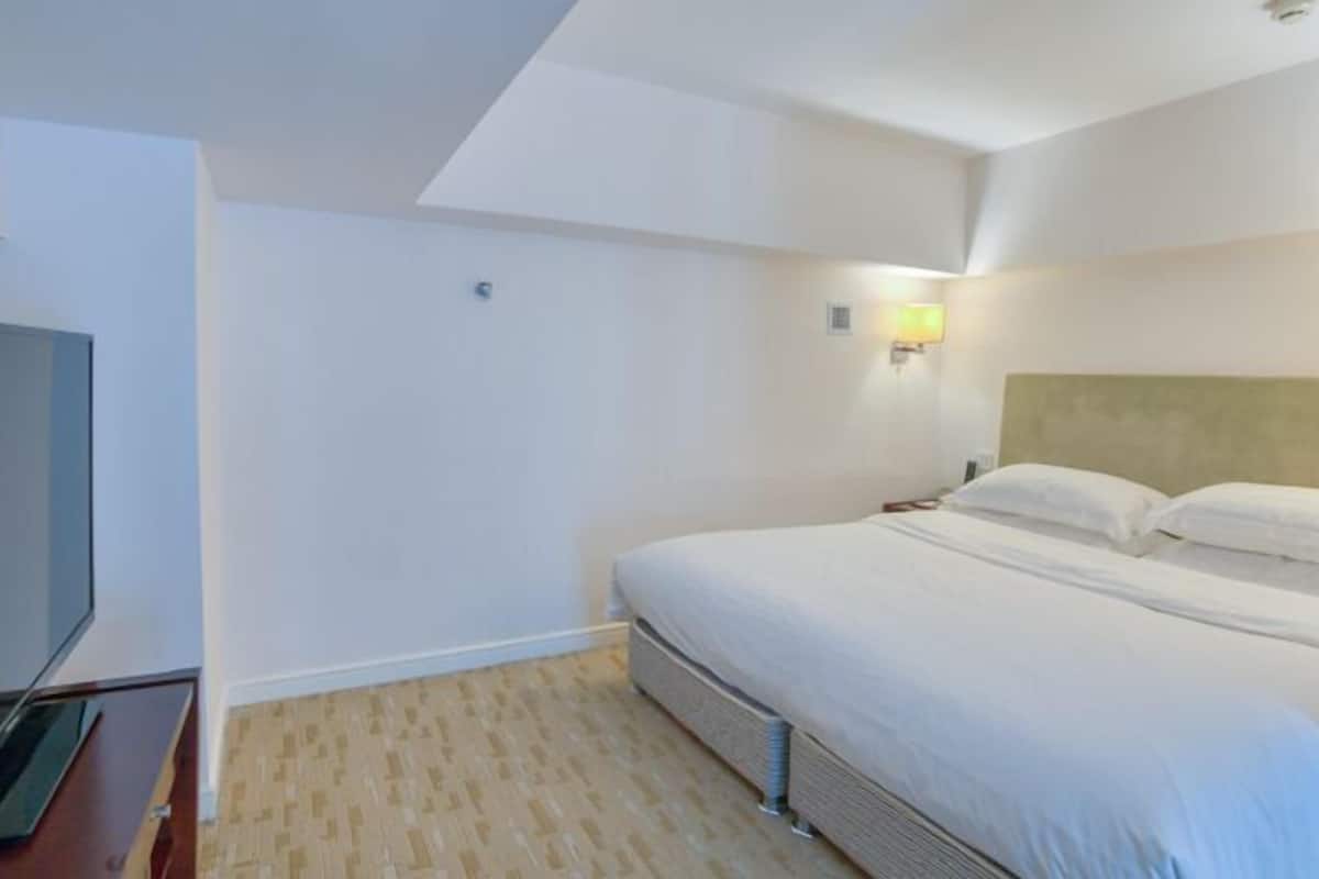 Schreibtisch, Verdunkelungsvorhänge, schallisolierte Zimmer