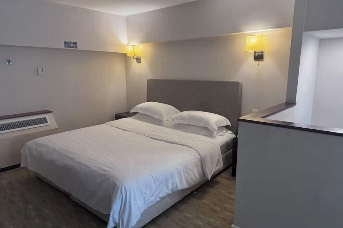 Schreibtisch, Verdunkelungsvorhänge, schallisolierte Zimmer