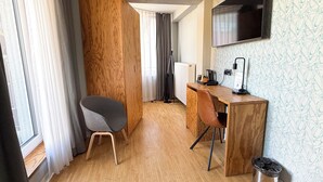 Queen Room with Balcony | Ofnæmisprófaður sængurfatnaður, skrifborð, vinnuaðstaða fyrir fartölvur