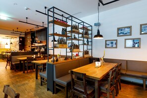 Middag serveres, regionale retter