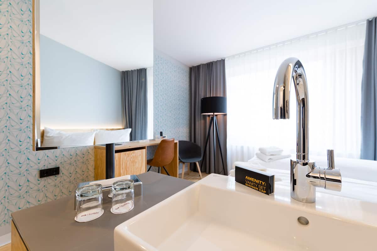 Queen Room | Peralatan tempat tidur hipoalergenik, meja, ruang kerja komputer riba