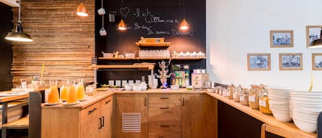 Desayuno buffet (EUR 21.5 por persona)