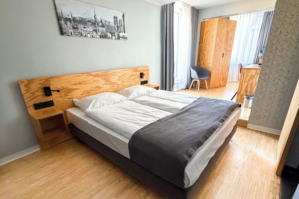 Queen Room with Balcony | Peralatan tempat tidur hipoalergenik, meja, ruang kerja komputer riba