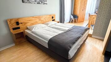 Queen Room with Balcony | Allergivenligt sengetøj, skrivebord, arbejdsområde til bærbare computere