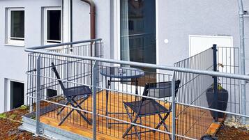 Queen Room with Balcony | Allergivenligt sengetøj, skrivebord, arbejdsområde til bærbare computere