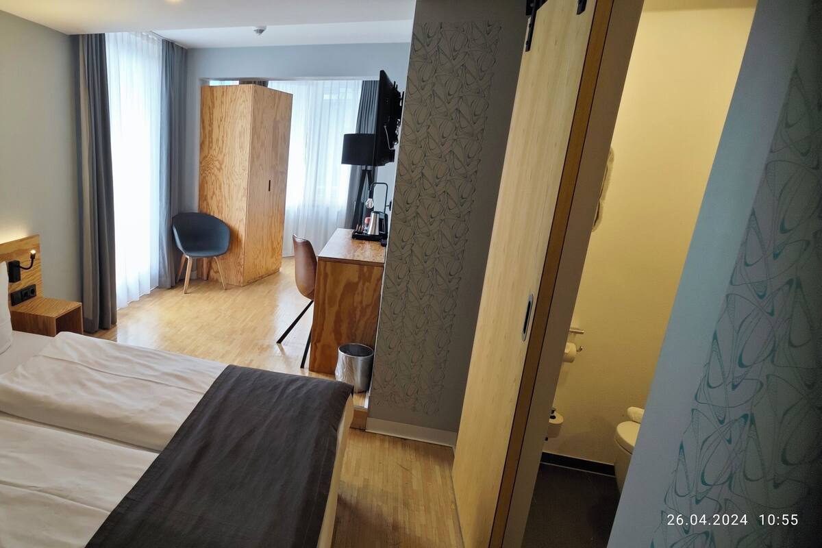 Queen Room with Balcony | Allergikerbettwaren, Schreibtisch, laptopgeeigneter Arbeitsplatz