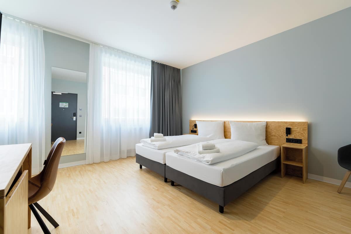Double Room | Peralatan tempat tidur hipoalergenik, meja, ruang kerja komputer riba
