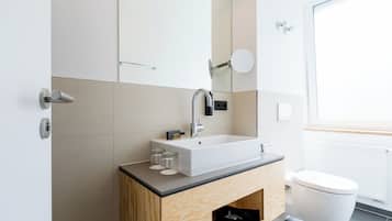 Double Room | Badezimmer | Dusche, Regendusche, kostenlose Toilettenartikel, Haartrockner