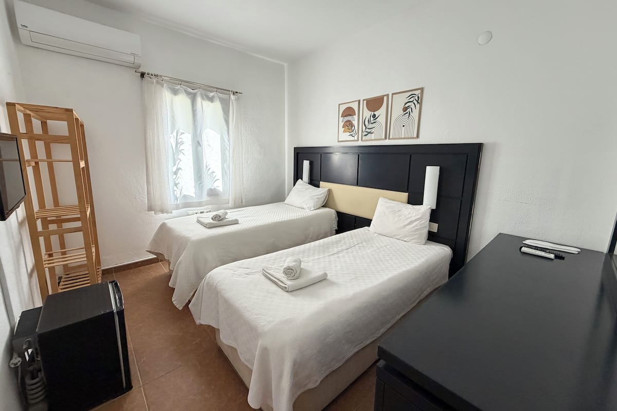Chambre avec lits jumeaux | Minibar, bureau, lit d’appoint (supplément), accès au Wi-Fi (inclus)
