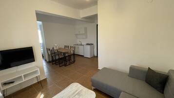 Comfort appartement | Woonruimte | Een 25-inch ledtelevisie met satellietzenders en een televisie