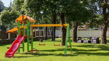 Lasten leikkialue ulkona