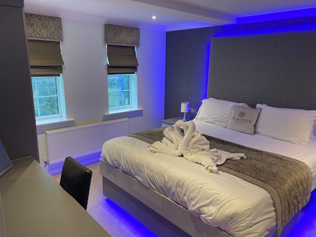 Suite | 1 bedroom, premium bedding, desk, laptop workspace