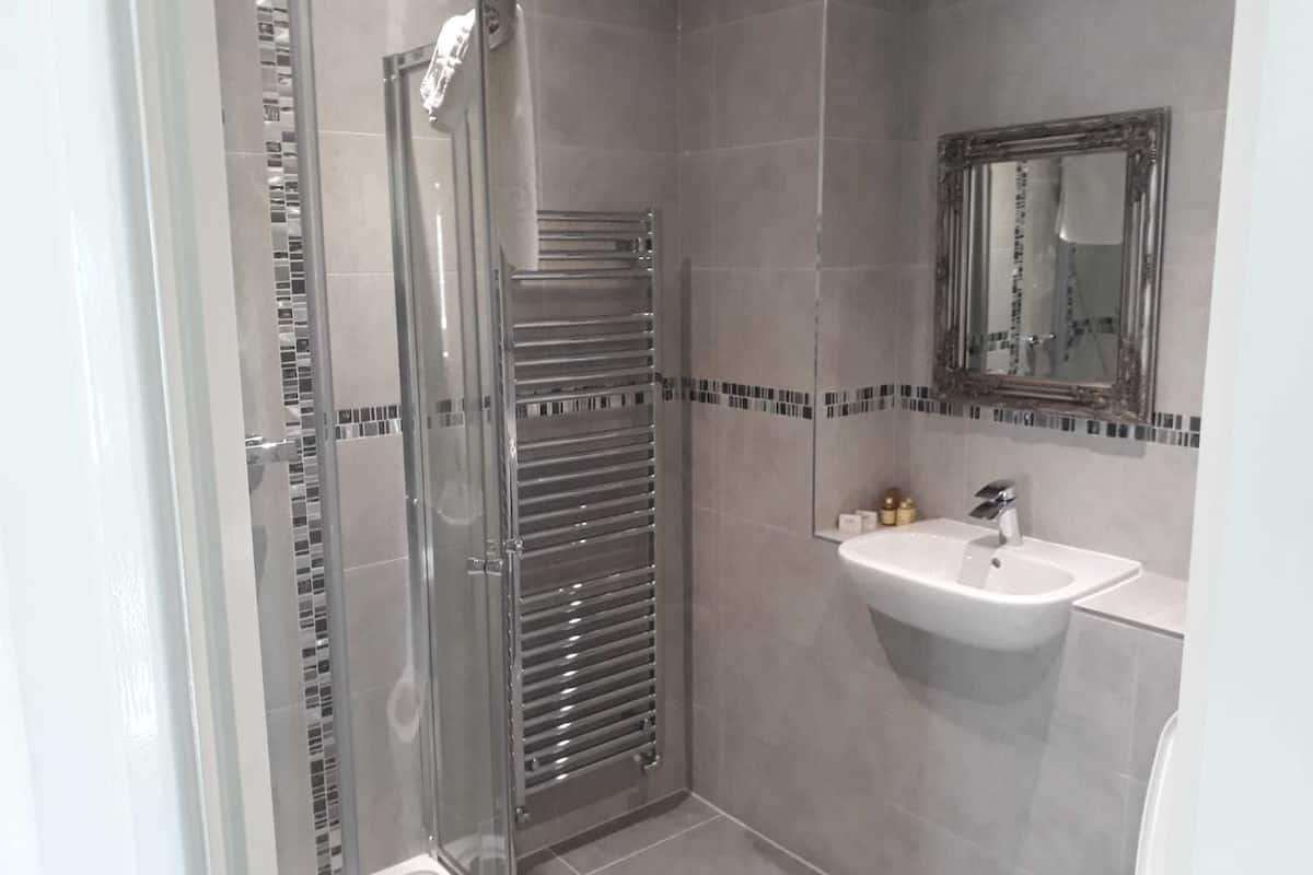 classic twin room | bathroom | eco-friendly toiletries, towels