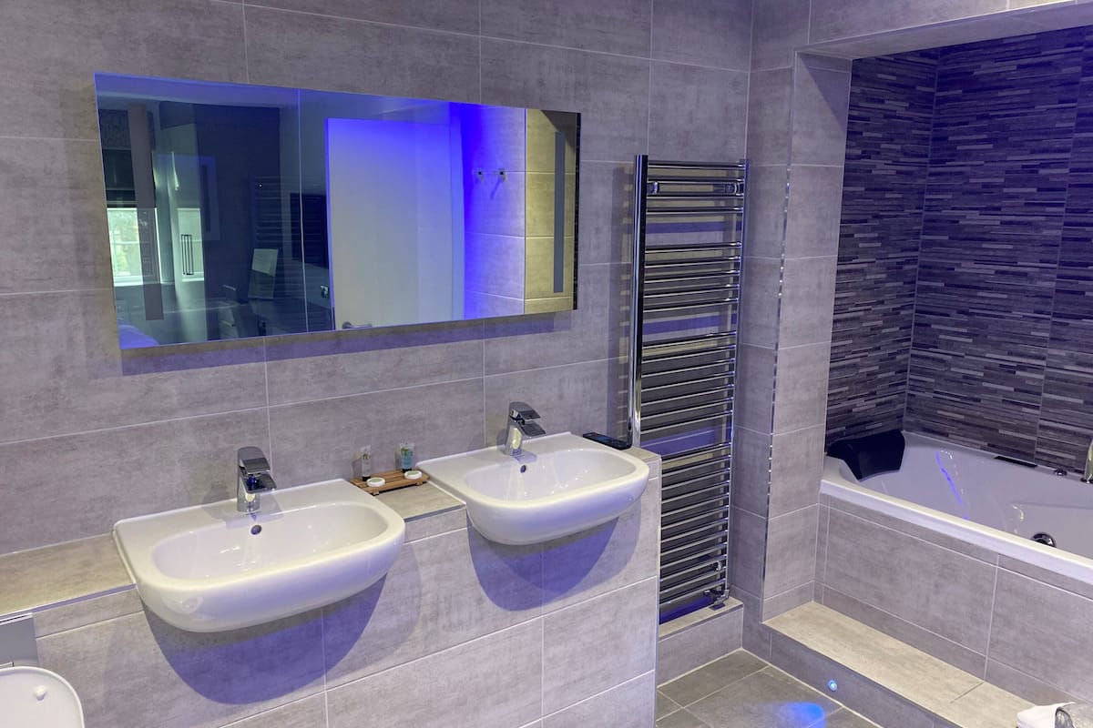 suite | bathroom | eco-friendly toiletries, towels
