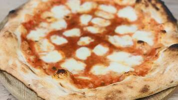 Una pizza sobre una tabla de madera.
