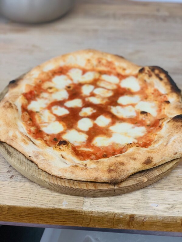 Una pizza sobre una tabla de madera.