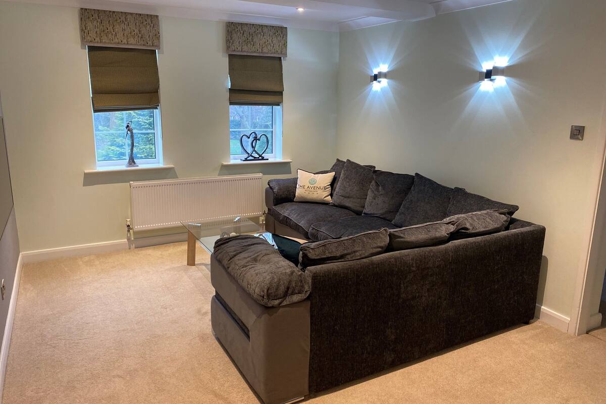 suite | living area | flat-screen tv