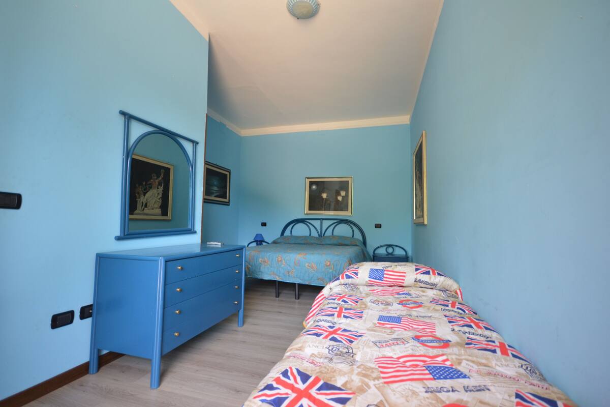 Standard Triple Room | Desk