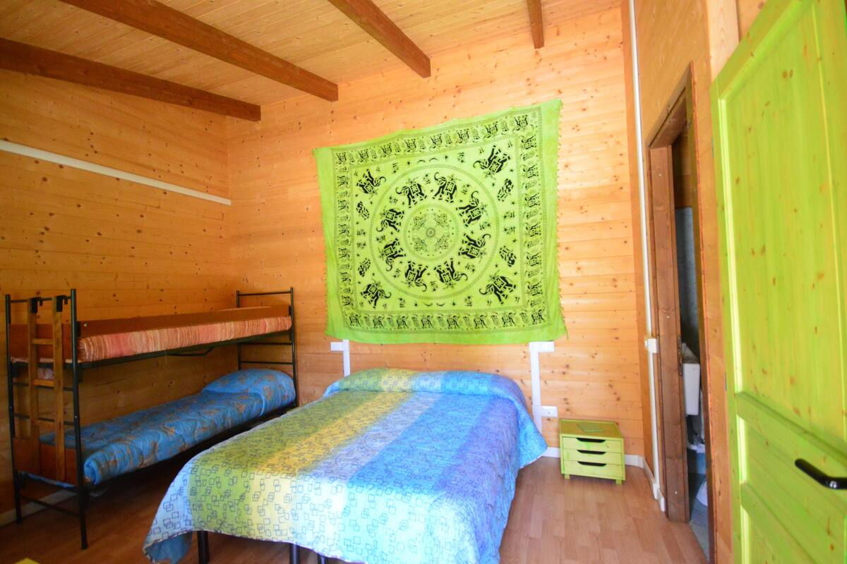 Standard Quadruple Room | Desk