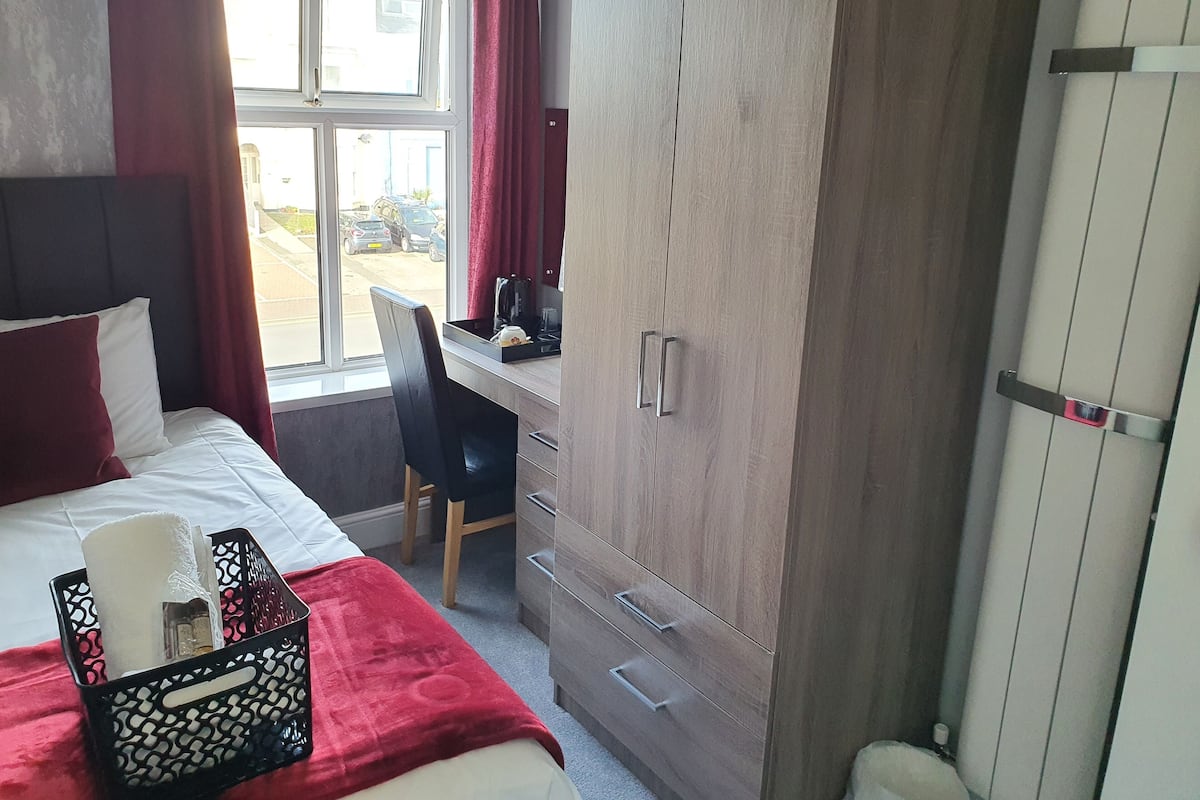 Desk, laptop workspace, soundproofing, free WiFi