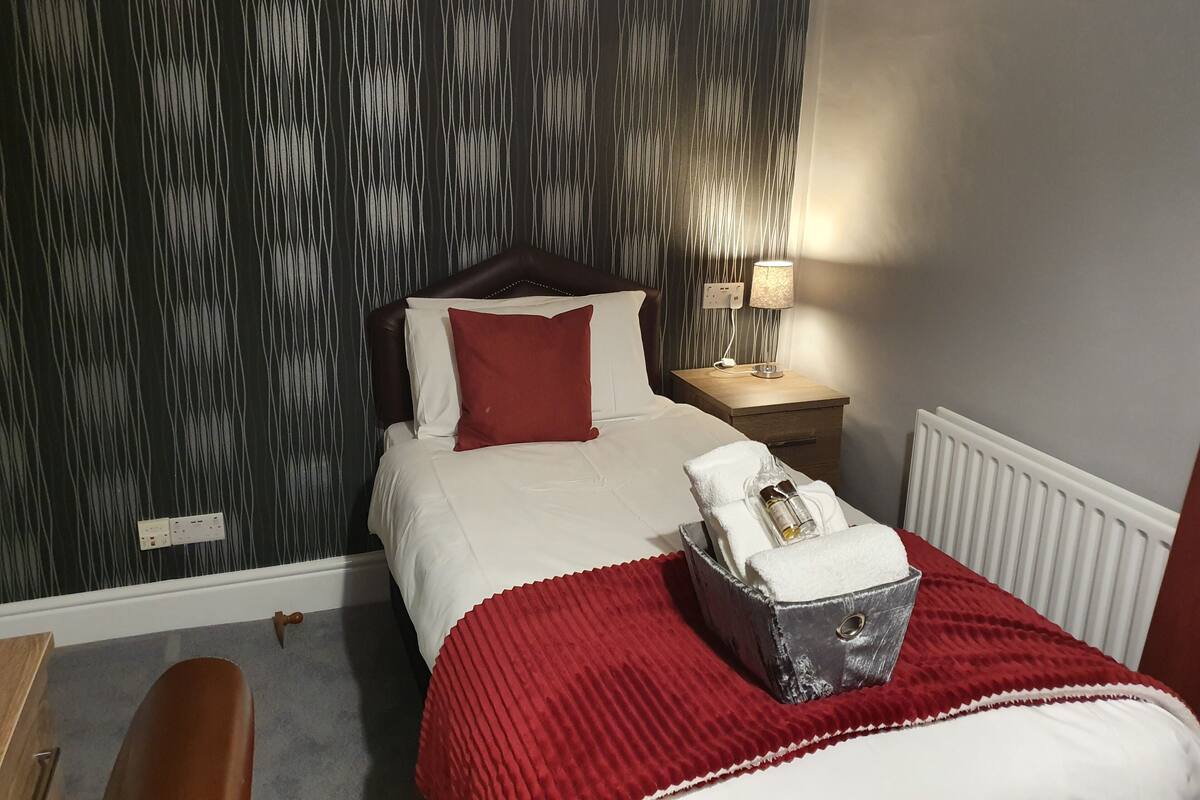 Room 2 - 1st Floor Single En-suite | Desk, laptop workspace, soundproofing, WiFi (free)