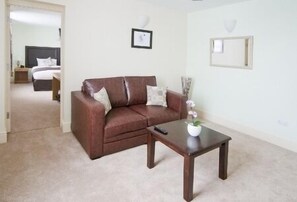 1 habitación, escritorio, tabla de planchar con plancha y cunas 