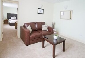 1 habitación, escritorio, tabla de planchar con plancha y cunas 