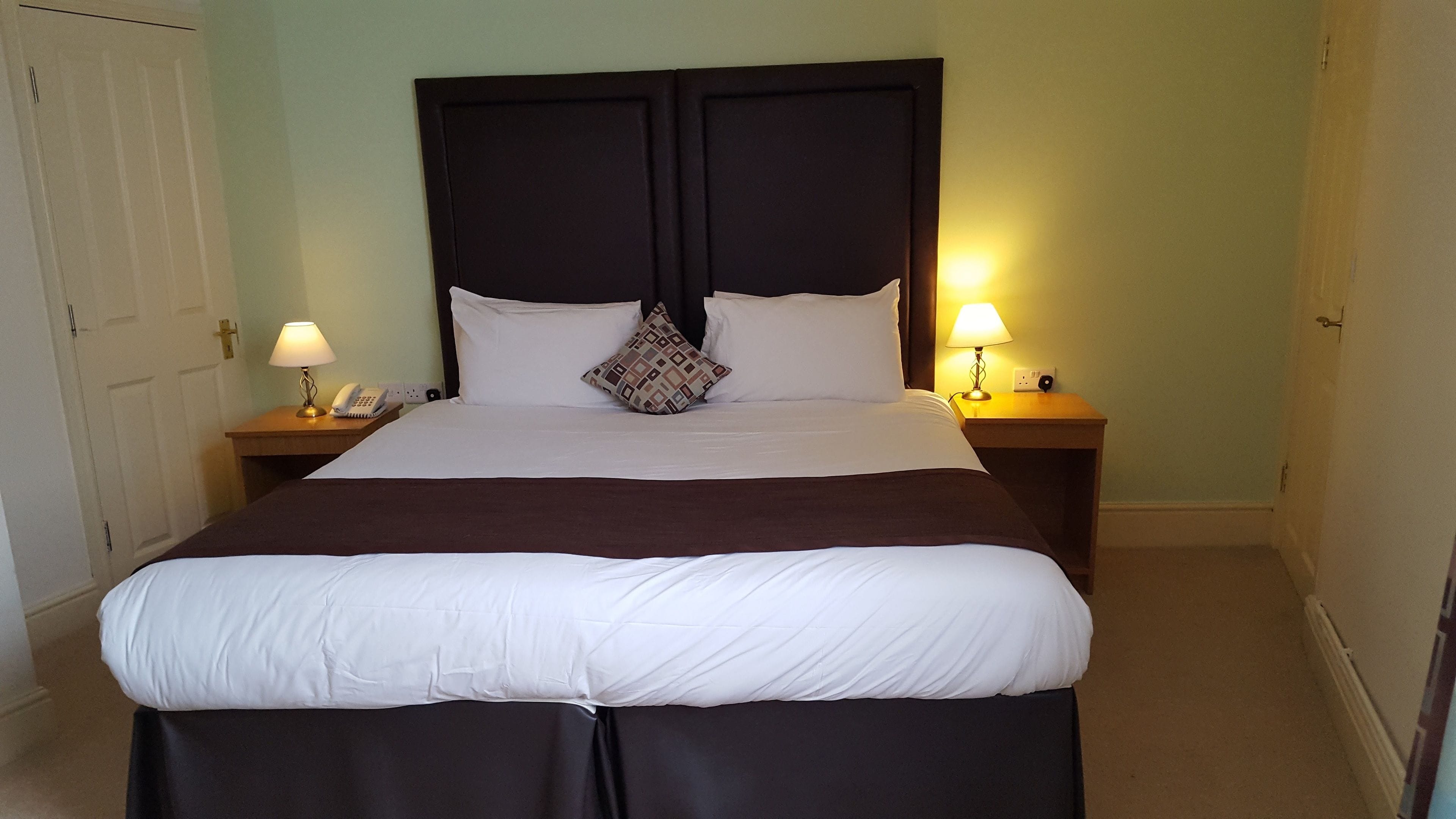 executive room, kitchen | 1 bedroom, desk, iron/ironing board, cots/infant beds