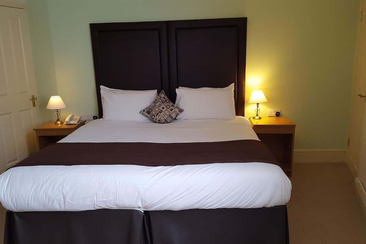 executive room, kitchen | 1 bedroom, desk, iron/ironing board, cots/infant beds