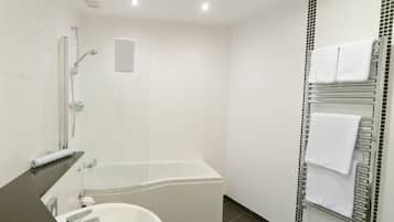 Executive Double or Twin Room | Bathroom | Hair dryer, towels