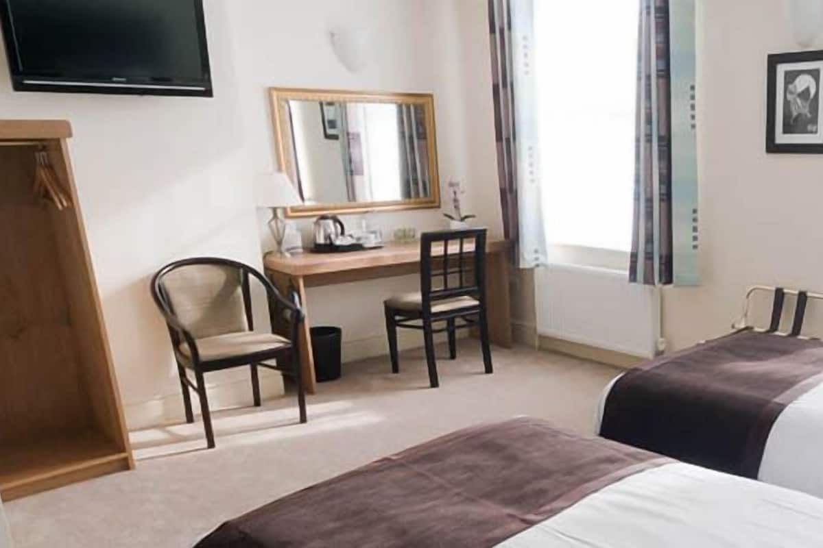 Executive kamer, 1 twee- of 2 eenpersoonsbedden | 1 slaapkamer, een bureau, een strijkplank/strijkijzer, babybedden