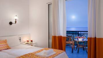 Habitación estándar doble, balcón, vistas al mar | Caja fuerte, escritorio, sistema de insonorización y wifi gratis