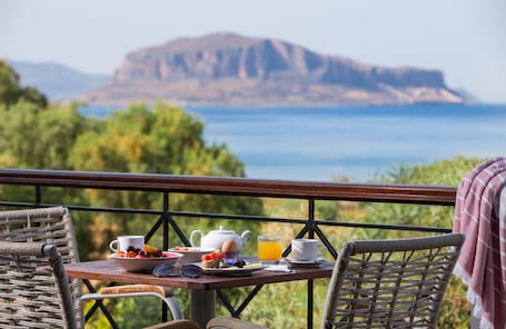Se ofrece un desayuno continental (8 EUR por persona). Iris Beach Hotel