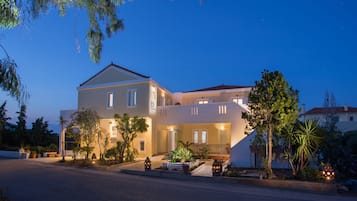 Bagian depan properti - sore/malam