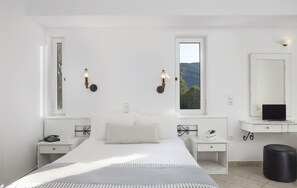 Suite estudio junior, patio, vistas parciales al mar | Baño | Ducha, artículos de higiene personal gratuitos y secador de pelo