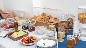 Un buffet de petit-déjeuner proposant une variété d'aliments et de boissons.
