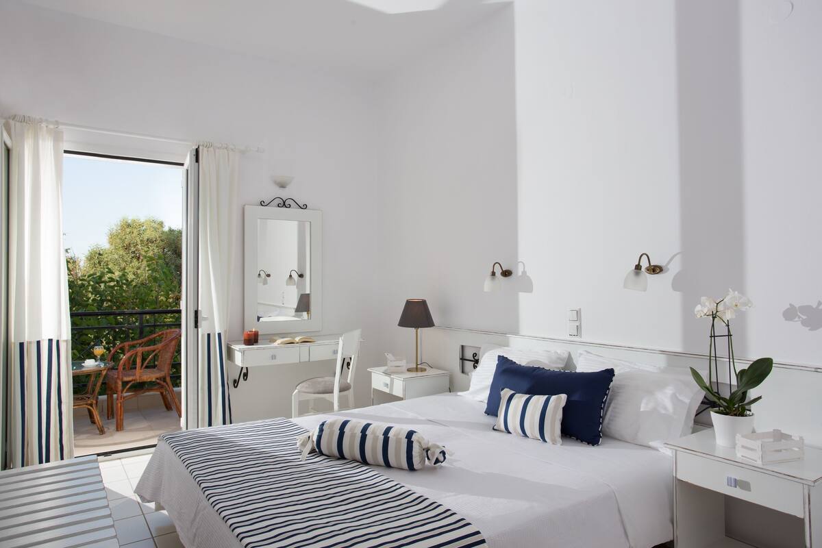 standard double room, balcony, sea view | in-room safe, desk, soundproofing, free wifi