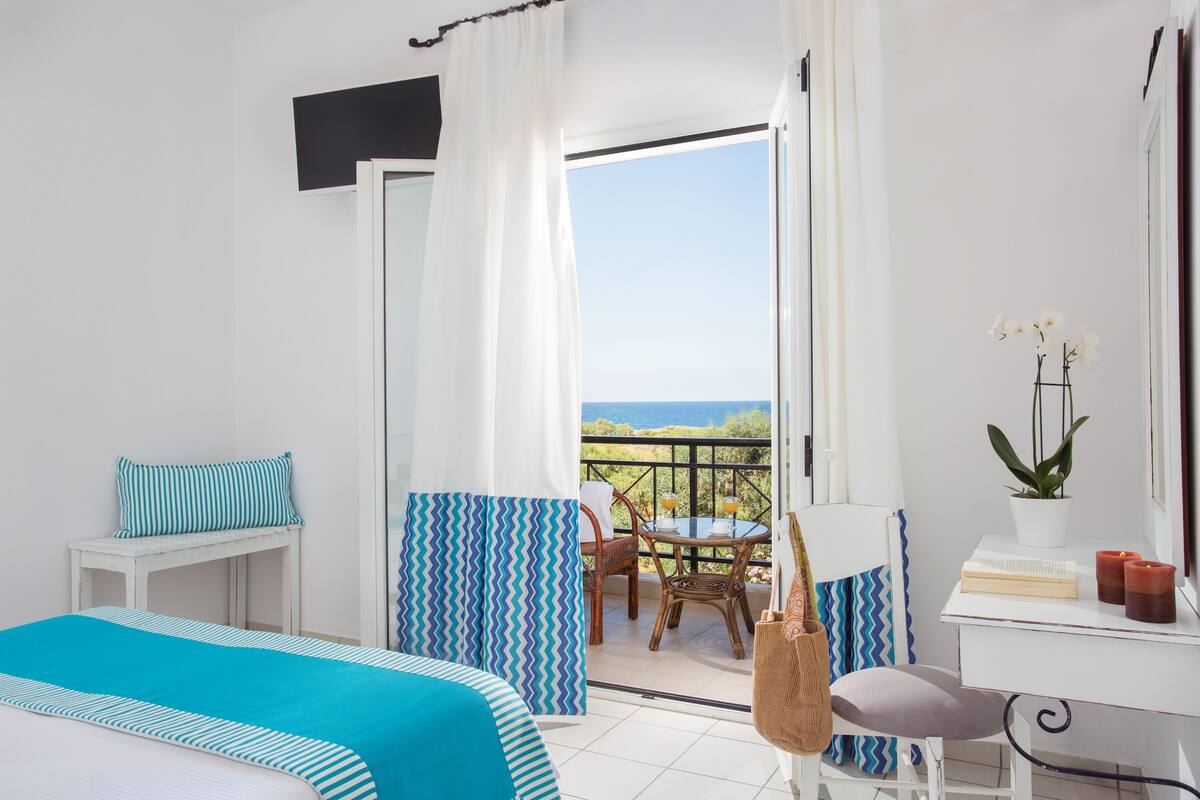 standard double room, balcony, sea view | in-room safe, desk, soundproofing, free wifi