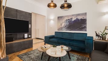 Executive-Apartment, 1 Queen-Bett und Schlafsofa, Balkon | Wohnzimmer | 50-Zoll-Smart-TV mit Kabelempfang, Fernseher, Netflix
