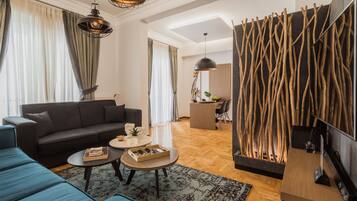 Departamento ejecutivo, 1 cama Queen size y sofá cama, balcón | Sala de estar | Smart TV de 50 pulgadas con canales por cable, televisión y Netflix