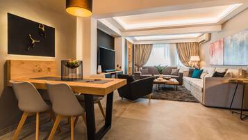 Acropolis Luxury Living | Khu phòng khách | Smart TV 42-inch có truyền hình cáp, TV, Netflix