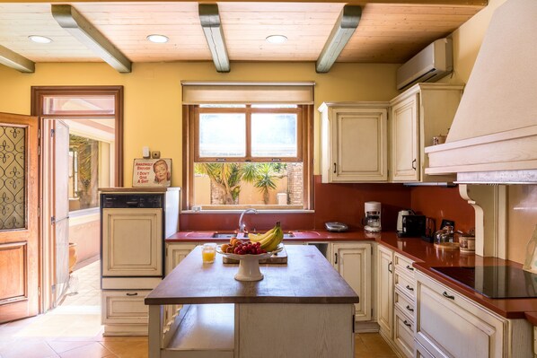 Fridge, oven, espresso maker, coffee/tea maker - Moraitis Mansion (Corfu)