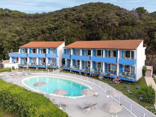 Seasonal outdoor pool, open 8:00 AM to 9:00 PM, pool umbrellas - Hotel Horizon Elba (Portoferraio)
